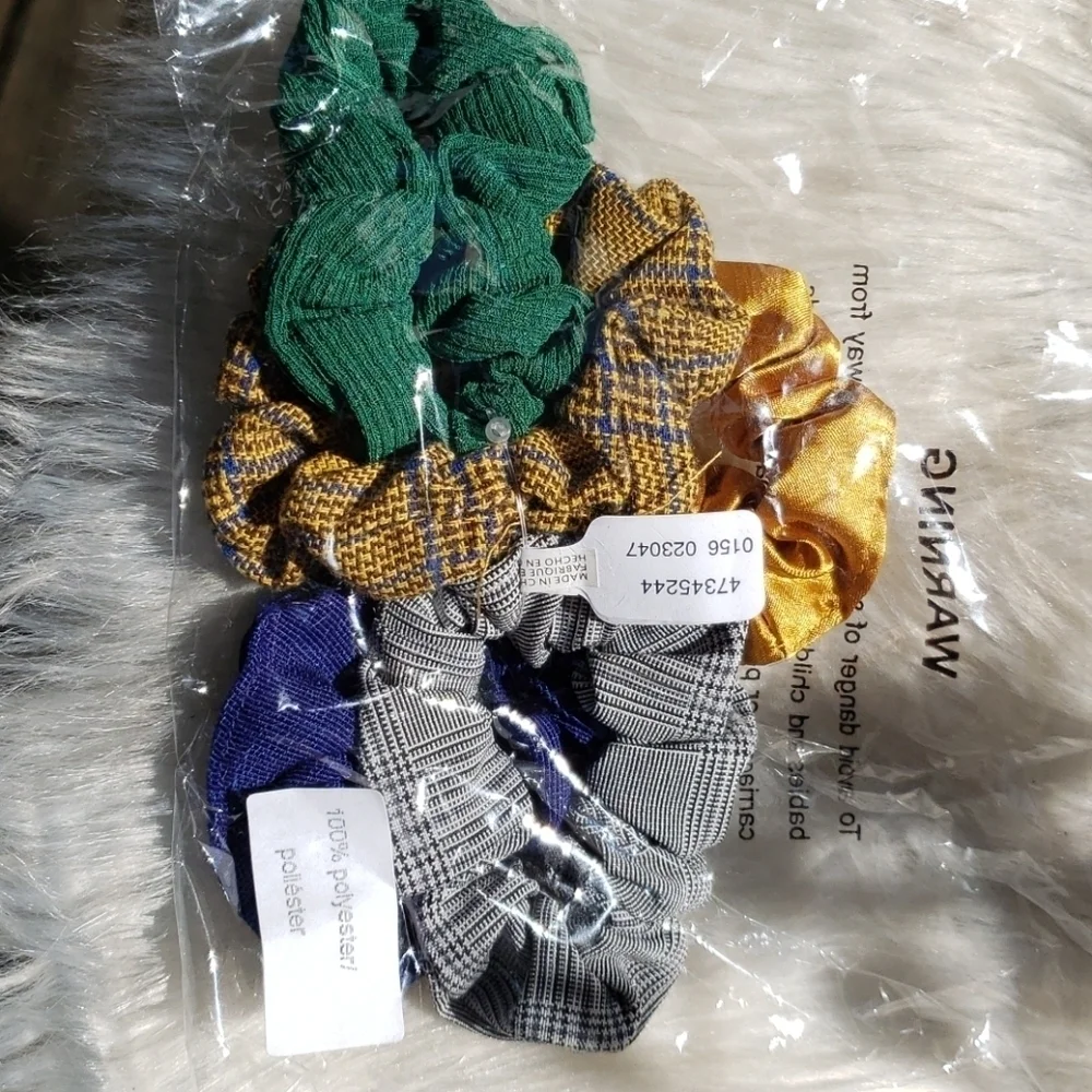 Urban Outfitters Set of 5 scrunchies NEW SEALED